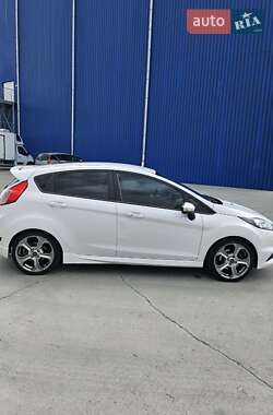 Хэтчбек Ford Fiesta 2016 в 