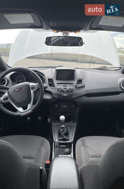 Хэтчбек Ford Fiesta 2016 в 