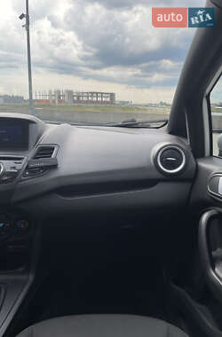 Хэтчбек Ford Fiesta 2016 в 