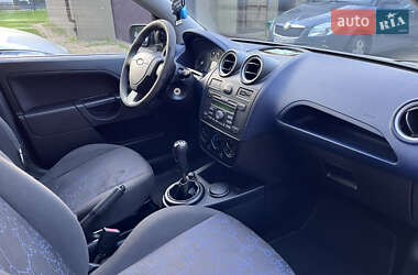 Хэтчбек Ford Fiesta 2006 в 