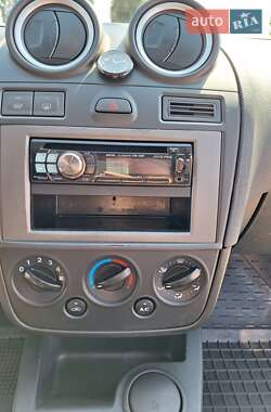 Хэтчбек Ford Fiesta 2006 в 