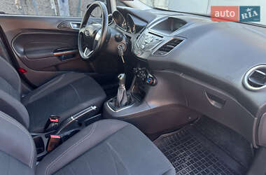 Хэтчбек Ford Fiesta 2015 в 