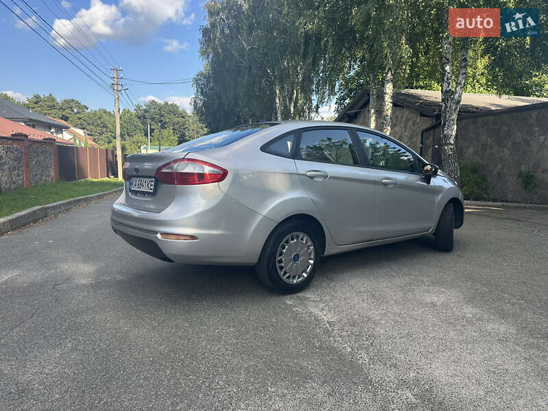 Седан Ford Fiesta 2016 в Киеве