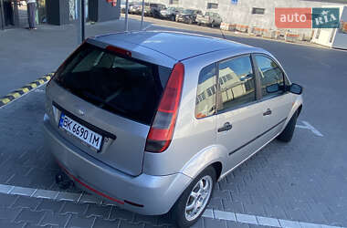 Хэтчбек Ford Fiesta 2004 в 