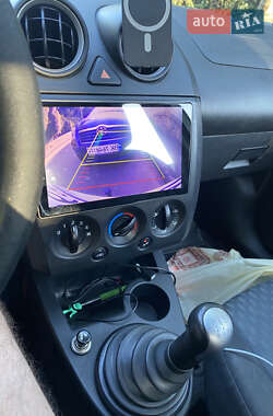 Хэтчбек Ford Fiesta 2004 в 