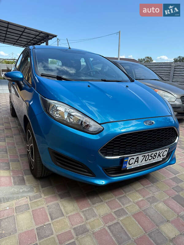 Хэтчбек Ford Fiesta 2016 в 