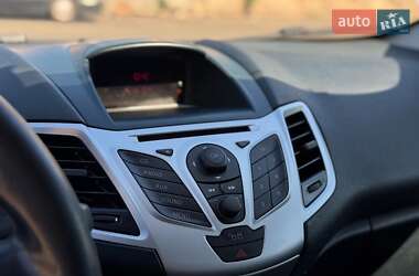 Хэтчбек Ford Fiesta 2011 в 