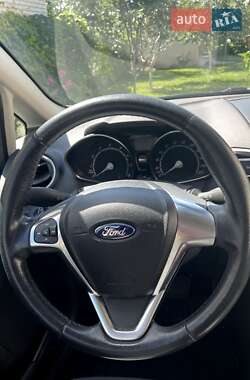 Хэтчбек Ford Fiesta 2016 в 