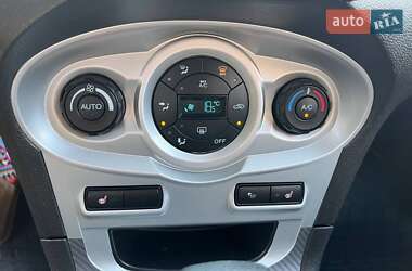 Хэтчбек Ford Fiesta 2018 в 