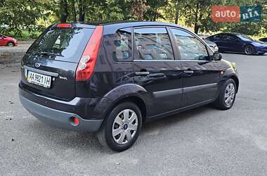 Хэтчбек Ford Fiesta 2006 в 