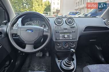 Хэтчбек Ford Fiesta 2006 в 