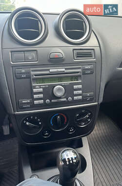 Хэтчбек Ford Fiesta 2006 в 