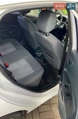 Хэтчбек Ford Fiesta 2012 в 