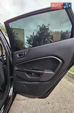 Хэтчбек Ford Fiesta 2015 в 