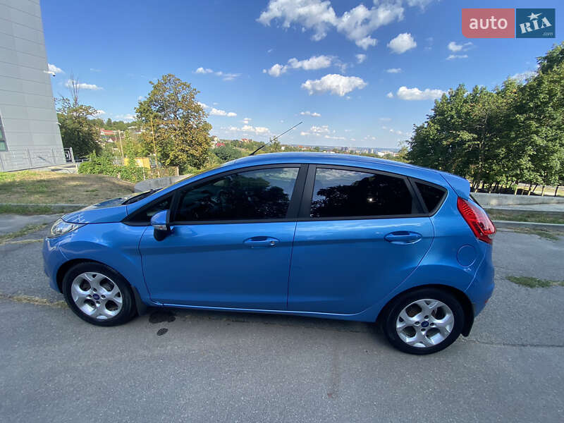 Хэтчбек Ford Fiesta 2011 в 