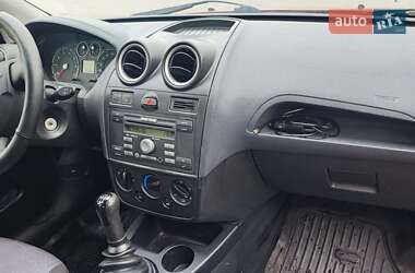 Хэтчбек Ford Fiesta 2006 в 