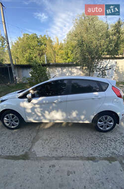 Хэтчбек Ford Fiesta 2015 в 