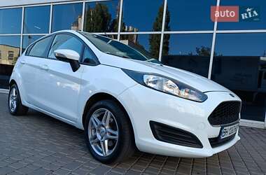 Хэтчбек Ford Fiesta 2016 в 