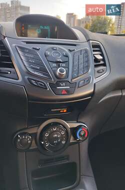 Седан Ford Fiesta 2015 в 