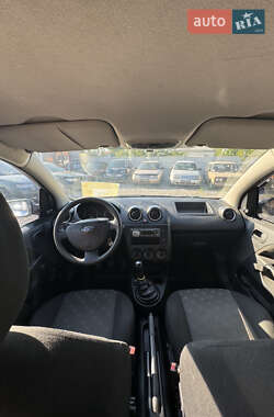 Хэтчбек Ford Fiesta 2005 в 