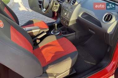 Хэтчбек Ford Fiesta 2006 в 
