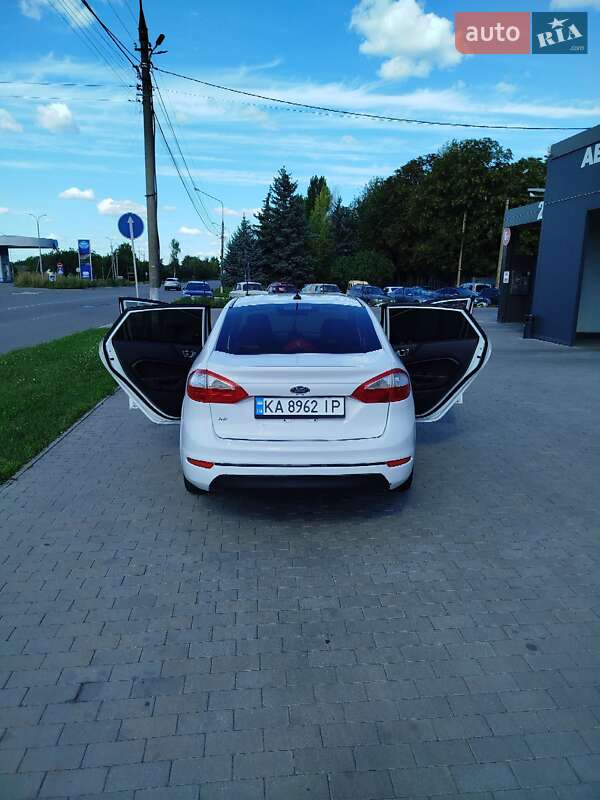 Седан Ford Fiesta 2015 в Миргороде