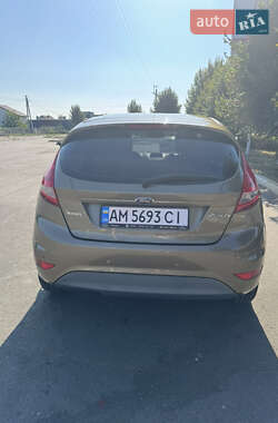 Хэтчбек Ford Fiesta 2012 в 