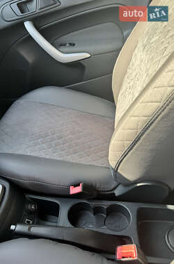 Хэтчбек Ford Fiesta 2012 в 
