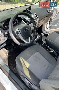Хэтчбек Ford Fiesta 2012 в 