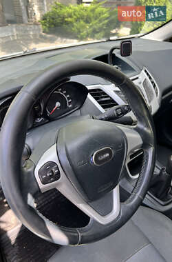 Хэтчбек Ford Fiesta 2012 в 