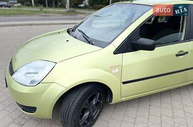Хэтчбек Ford Fiesta 2004 в 