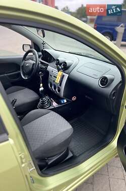 Хэтчбек Ford Fiesta 2004 в 