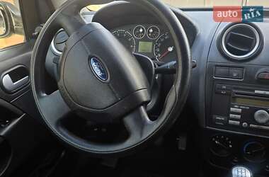 Хэтчбек Ford Fiesta 2006 в 
