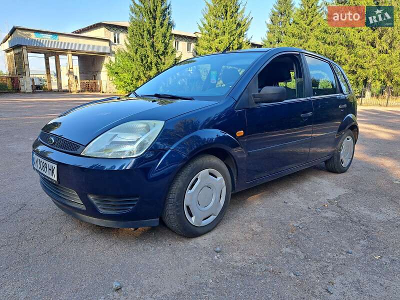 Хэтчбек Ford Fiesta 2005 в 