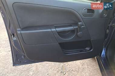 Хэтчбек Ford Fiesta 2005 в 