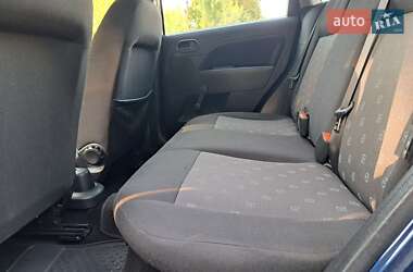 Хэтчбек Ford Fiesta 2005 в 