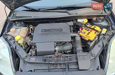 Хэтчбек Ford Fiesta 2005 в 