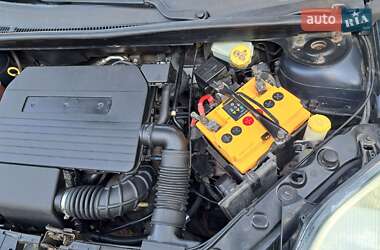 Хэтчбек Ford Fiesta 2005 в 