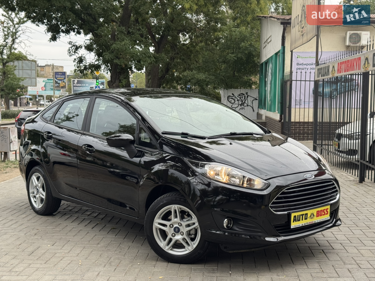 В продажу Ford Fiesta 2018 року з економічним та надійним бензиновим двигуном 1.6 та автоматичною коробкою передач.
Автомобіль у дуже гарному стані як зовні, так і технічно – кузов рівний, без пошкоджень, мотор та коробка працюють без нарікань.

Гарний чорний колір кузова
Центральний замок
Повний електропакет
Кондиціонер
Мультимедіа
Камера заднього виду для зручного паркування