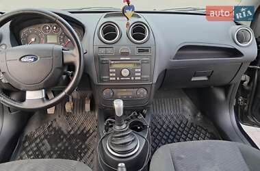 Хэтчбек Ford Fiesta 2005 в 