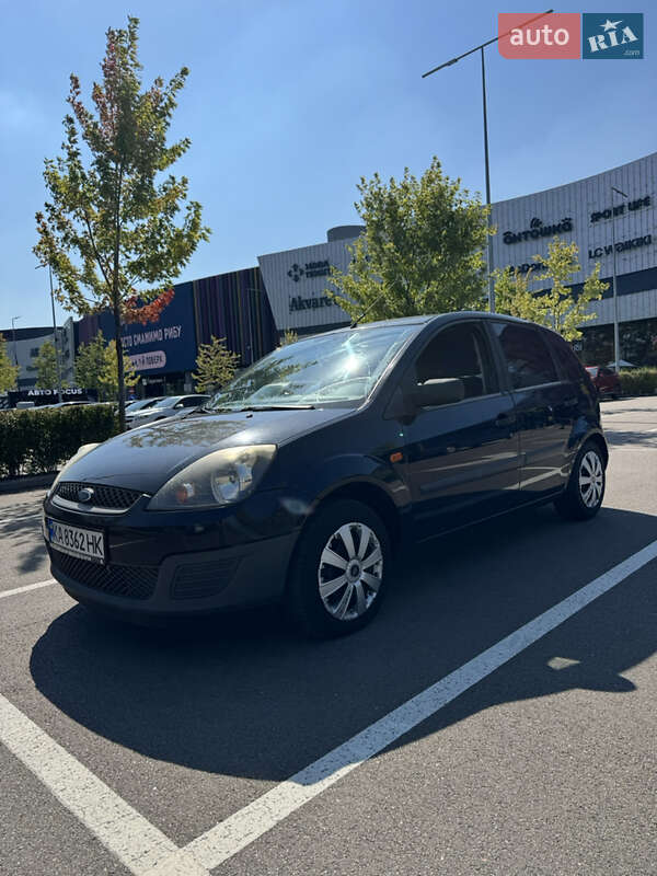 Хэтчбек Ford Fiesta 2006 в 
