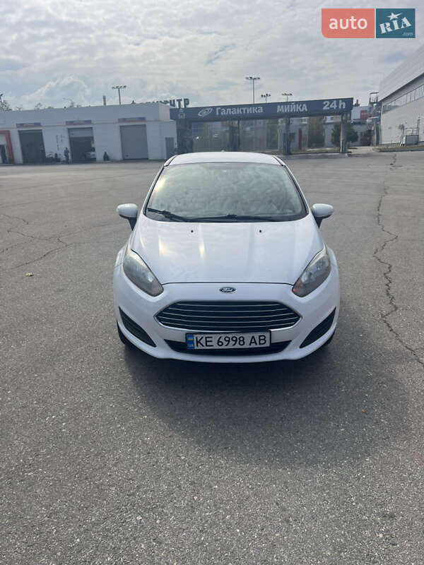 Седан Ford Fiesta 2015 в 