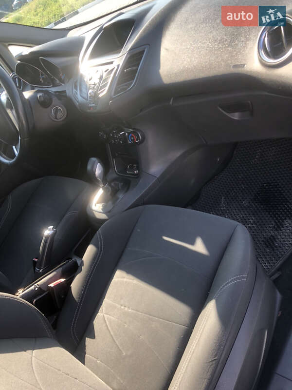 Хетчбек Ford Fiesta 2015 в Ужгороді