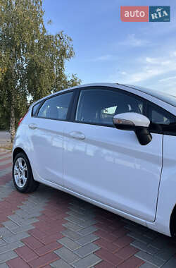 Хэтчбек Ford Fiesta 2015 в 