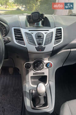 Хэтчбек Ford Fiesta 2011 в 