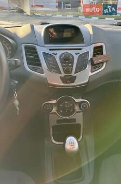 Хэтчбек Ford Fiesta 2011 в 