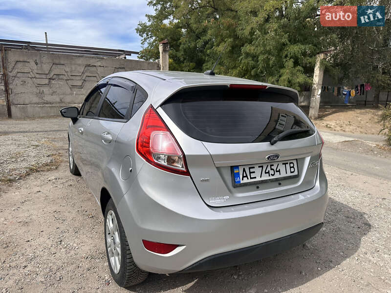 Хетчбек Ford Fiesta 2015 в Дніпрі