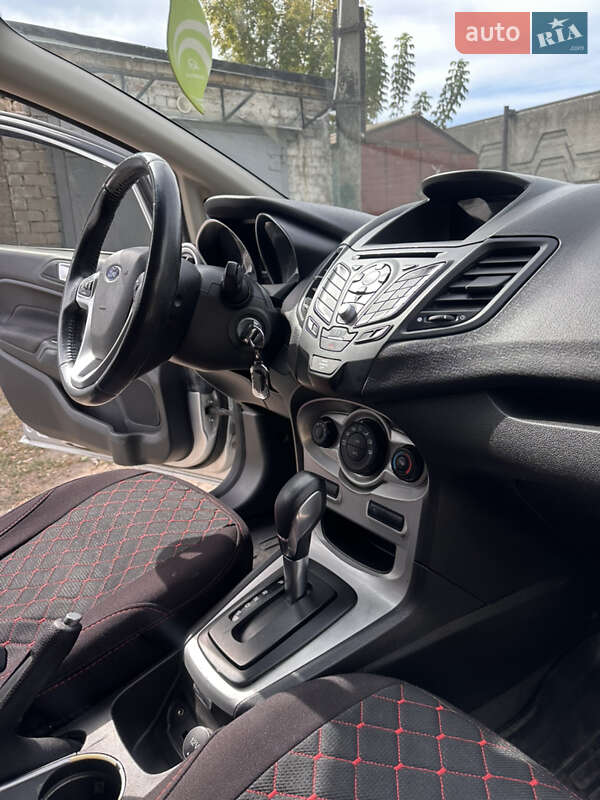 Хетчбек Ford Fiesta 2015 в Дніпрі