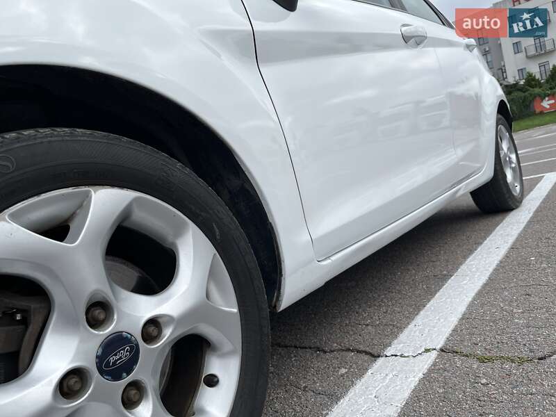 Хэтчбек Ford Fiesta 2011 в Пустомытах