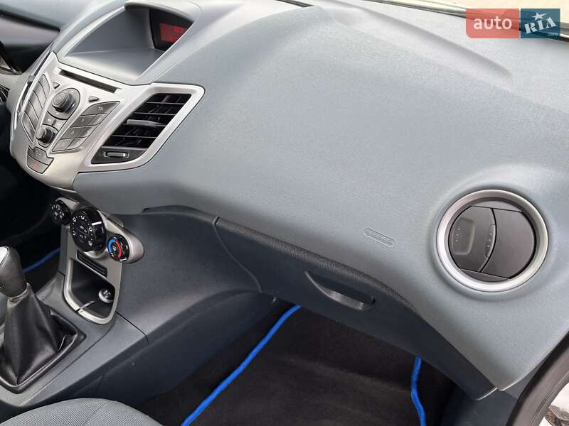 Хэтчбек Ford Fiesta 2011 в Пустомытах